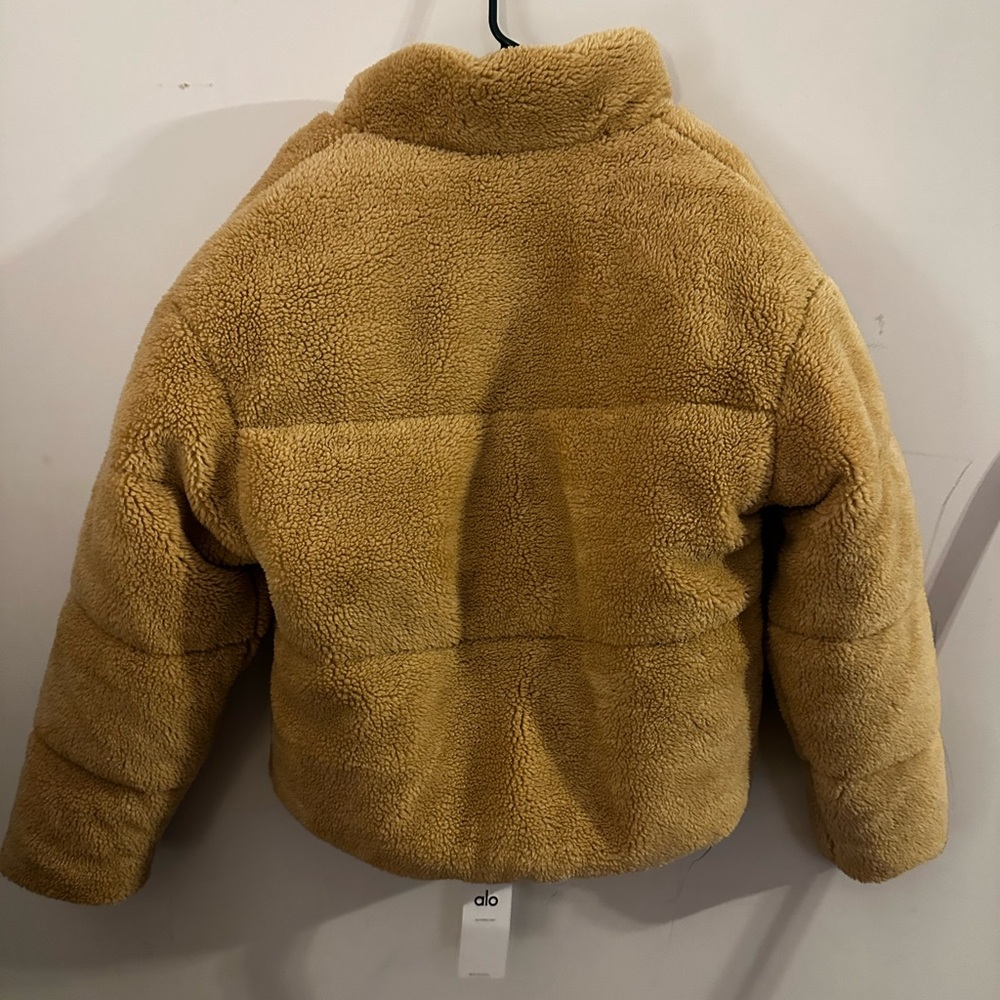 ALO Yoga Men’s  Sherpa Puffer Jacket in Camel - Picture 5 of 5